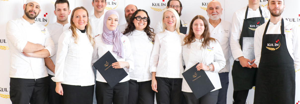 Grupa polaznika i mentora s diplomama u školi Kul IN