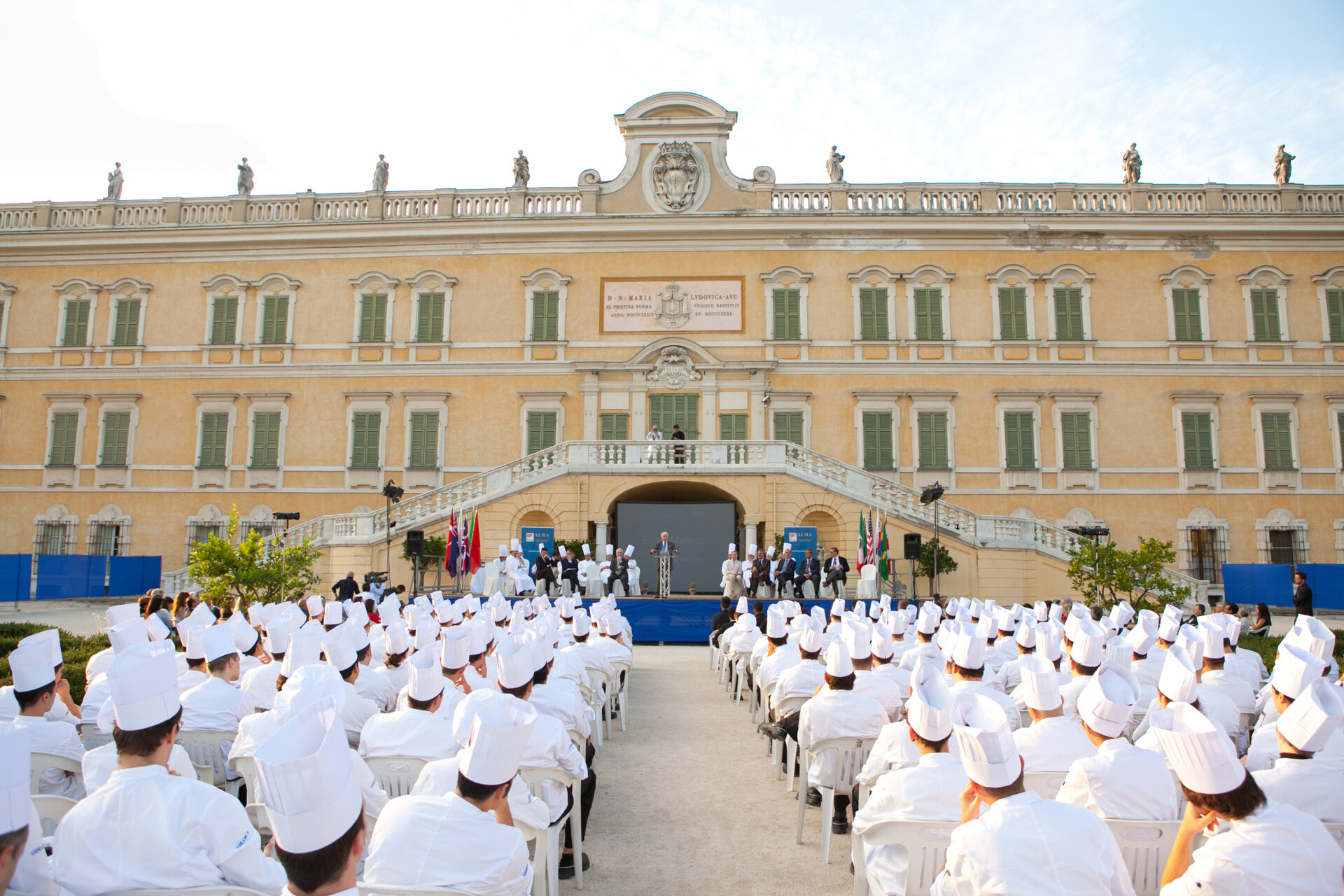 Kuhari u bijelim uniformama ispred povijesne zgrade